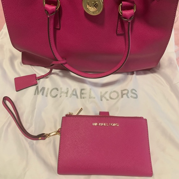 Michael Kors Tote & Wallet - Picture 3 of 11